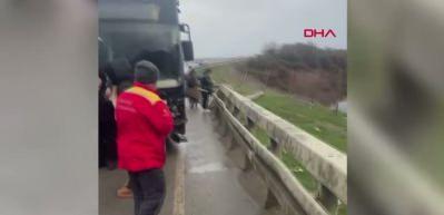 Arnavutk&ouml;y - Kemerburgaz seferini yapan İETT otob&uuml;s&uuml; bariyerlere &ccedil;arptı!