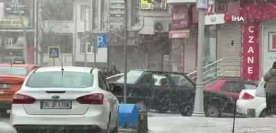 İstanbul'da lapa lapa kar yağıyor