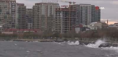 İstanbul'da lodos alarmı: Vapur seferleri iptal edildi, sahilleri dalgalar d&ouml;vd&uuml;