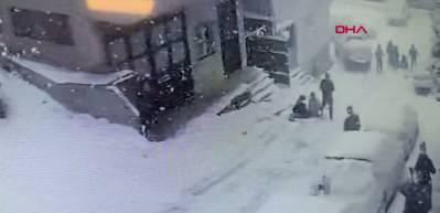 İstanbul Kağıthane'de yokuştan kayan kamyonet kar topu oynayan &ccedil;ocuklara &ccedil;arptı