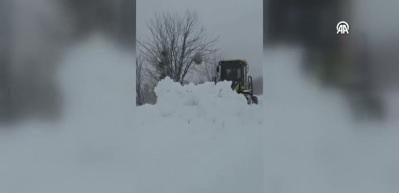 Karla kapanan k&ouml;y yolunda diyaliz hastasına ila&ccedil; ulaştırıldı