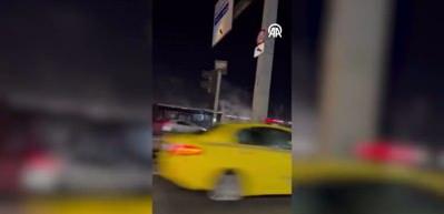 K&uuml;&ccedil;&uuml;k&ccedil;ekmece'de metrob&uuml;s alevlere teslim oldu! Yolcular &ouml;l&uuml;mden d&ouml;nd&uuml;