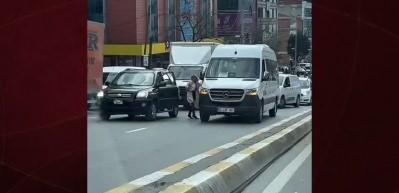 Trafikte sinirlenen kadın minib&uuml;se saldırdı
