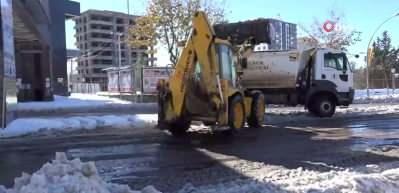 Siverek'te kar k&uuml;tleleri kamyonlarla şehir dışına taşınıyor