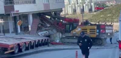 Başakşehir'de tırın &ccedil;arptığı 5 katlı bina tahliye edildi!