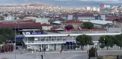 Tren garı &ouml;n&uuml;nde unutulan valiz bomba paniğine neden oldu