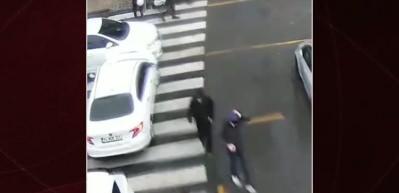  &Ccedil;evik kuvvetten şefkat kalkanı! Fırtınada kalan anne ve bebeğini b&ouml;yle korudular 