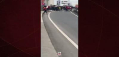 Derbi &ouml;ncesi iki takım taraftarları birbirine girdi