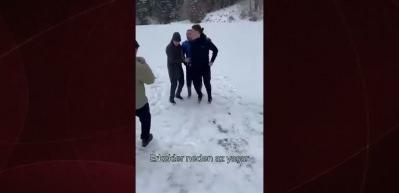 Gen&ccedil;lerin kar eğlencesi buzun kırılmasıyla sona erdi! O anlar hekesi g&uuml;ld&uuml;rd&uuml;