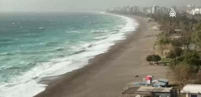 Antalya'da kuvvetli r&uuml;zgar ve fırtına etkili oluyor