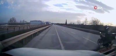 Arnavutk&ouml;y'de yol verme tartışması kamerada: Kırmızı ışıkta aynayı kırdı