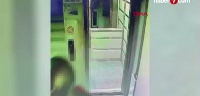 Asans&ouml;re idrarını yapıp &ccedil;atıdaki kuşları &ccedil;alan hırsız kamerada