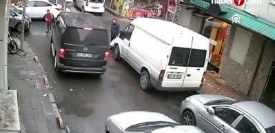Bayrampaşa'da bir &ccedil;ocuğun ambulansa yol a&ccedil;mak i&ccedil;in trafiği y&ouml;nlendirmesi kamerada