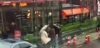  Beyoğlu devrilen tabelanın altında kalan gen&ccedil; kadın hastanede yaşam savaşı veriyor