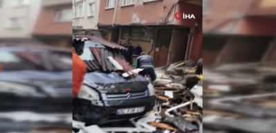 Beyoğlu'nda şiddetli lodos &ccedil;atıyı u&ccedil;urdu! &Ouml;l&uuml;mden saniyelerle kurtuldular