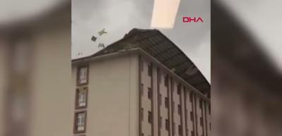 Bursa&rsquo;da şiddetli fırtına &ccedil;atıları u&ccedil;urdu
