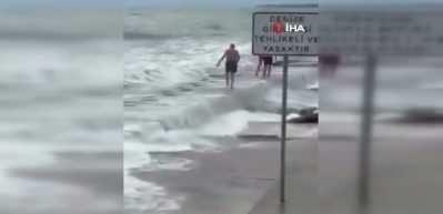 Caddebostan'da denize giren 3 kişi hastanelik oldu