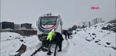 Diyarbakır'da yolcu treni hemzemin ge&ccedil;itte belediye otob&uuml;s&uuml;ne &ccedil;arptı