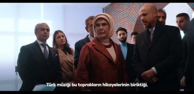 Emine Erdoğan&rsquo;dan Palet T&uuml;rk m&uuml;ziği ilkokuluna ziyaret paylaşımı