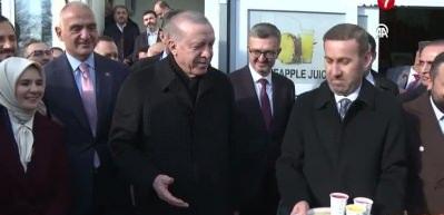 Erdoğan, kendisini bekleyen gazetecilerin '&Ccedil;alışan Gazeteciler G&uuml;n&uuml;'n&uuml; kutladı!
