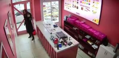 Esenyurt&rsquo;ta ilgin&ccedil; olay: Video &ccedil;ekerken d&uuml;kk&acirc;ndaki pastalara y&ouml;neldi