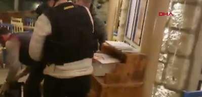 Ey&uuml;psultan&rsquo;da restorana operasyon; valizde değeri 7,5 milyon lira olan 50 silah bulundu