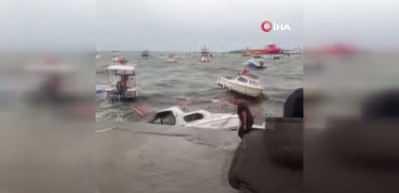 Fırtına İstanbul'da &ccedil;atıları u&ccedil;urdu, dev dalgalara neden oldu