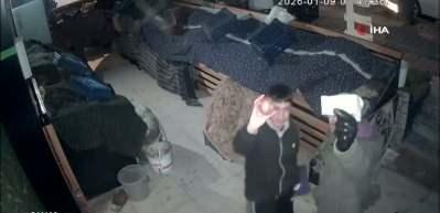 Gaziantep'te gen&ccedil;lerden duygulandıran &ouml;rnek davranış: Soğan aldılar, parasını kameraya g&ouml;sterip bıraktılar