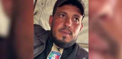 Gazzeli adam, solunum rahatsızlığı olan annesine lastik şişirme pompasıyla destek oluyor