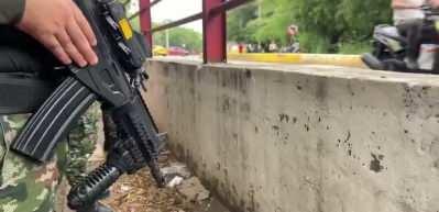 G&uuml;ney Amerika &uuml;lkesi sınıra 30 bin asker yığıyor