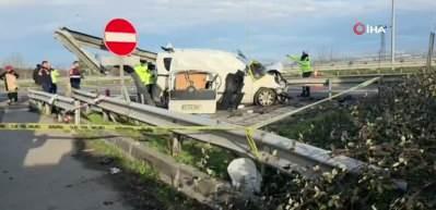 Hafif ticari ara&ccedil; bariyerlere saplandı, 2 kişi hayatını kaybetti