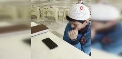 Hafızlık eğitimini tamamlayan 11 yaşındaki &ccedil;ocuktan babasına duygulandıran s&uuml;rpriz