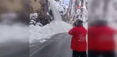 Hakkari-&Ccedil;ukurca karayolunda 2 ayrı &ccedil;ığ d&uuml;şt&uuml;: Yol ulaşıma kapandı