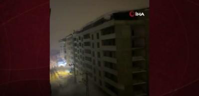 Hakkari'de tonlarca ağırlıktaki kar k&uuml;tlesi elektrik direklerini devirdi