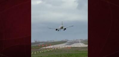 Hava trafiğini Lodos vurdu! Kuvvetli r&uuml;zgar nedeniyle u&ccedil;aklar piste inemedi