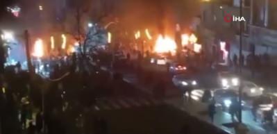 İran'da protestocular savcı ve polisleri yakarak &ouml;ld&uuml;rd&uuml;
