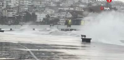 İstanbul i&ccedil;in sağanak ve fırtına uyarısı: Sıcaklıklar hızla d&uuml;şecek