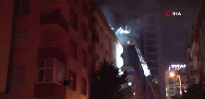 İstanbul Kartal'da 5 katlı binanın &ccedil;atısında yangın &ccedil;ıktı!