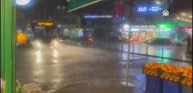 İstanbul'da sağanak yağış etkili oluyor