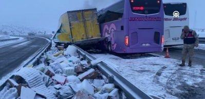 Kars'ta yolcu otob&uuml;s&uuml;n&uuml;n kargo kamyonuna &ccedil;arptığı kazada 9 kişi yaralandı