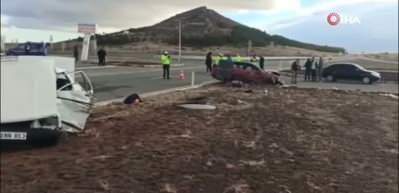 Kavşakta iki otomobil &ccedil;arpıştı: 1 &ouml;l&uuml;, 1 yaralı