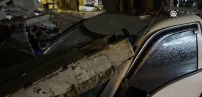 Kuvvetli r&uuml;zgar nedeniyle devrilen duvar ara&ccedil;ları perte &ccedil;ıkardı