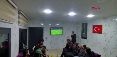 Osmaniye&rsquo;de itfaiyecilerin S&uuml;per Kupa final ma&ccedil;ını izledikleri sırada g&ouml;reve &ccedil;ıkışı anları kameraya yansıdı