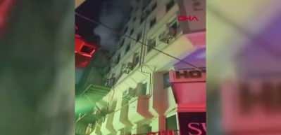 Otelde &ccedil;ıkan yangında 10 kişi dumandan etkilendi