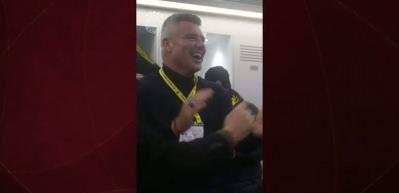 Sadettin Saran galibiyet sonrası soyunma odasına indi: Siz benim ailemsiniz