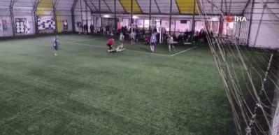 Halı sahada futbolcunun dili boğazına ka&ccedil;tı y&uuml;rekler ağza geldi