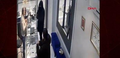 Silahla soyguna gelen hırsız kuyumcudan azar yiyince topukladı