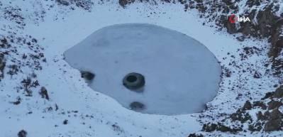 Sivas'taki Kızıl&ccedil;an G&ouml;l&uuml; soğuk havanın etkisiyle dondu