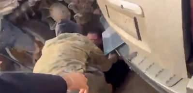 Suriye'de bir muhabire canlı yayında tank &ccedil;arptı!