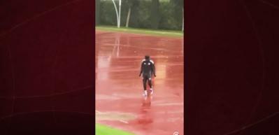 Beşiktaş'ın yıldızı Tammy Abraham'ın antrenman sahasına gelişi izleyenleri g&uuml;ld&uuml;rd&uuml;